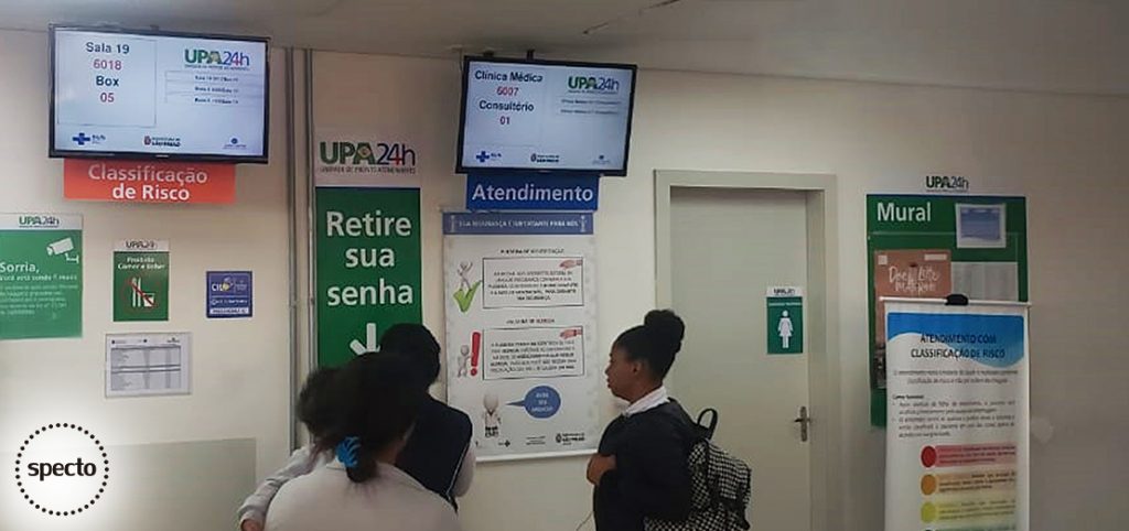 Pessoas vendo o nome na fila